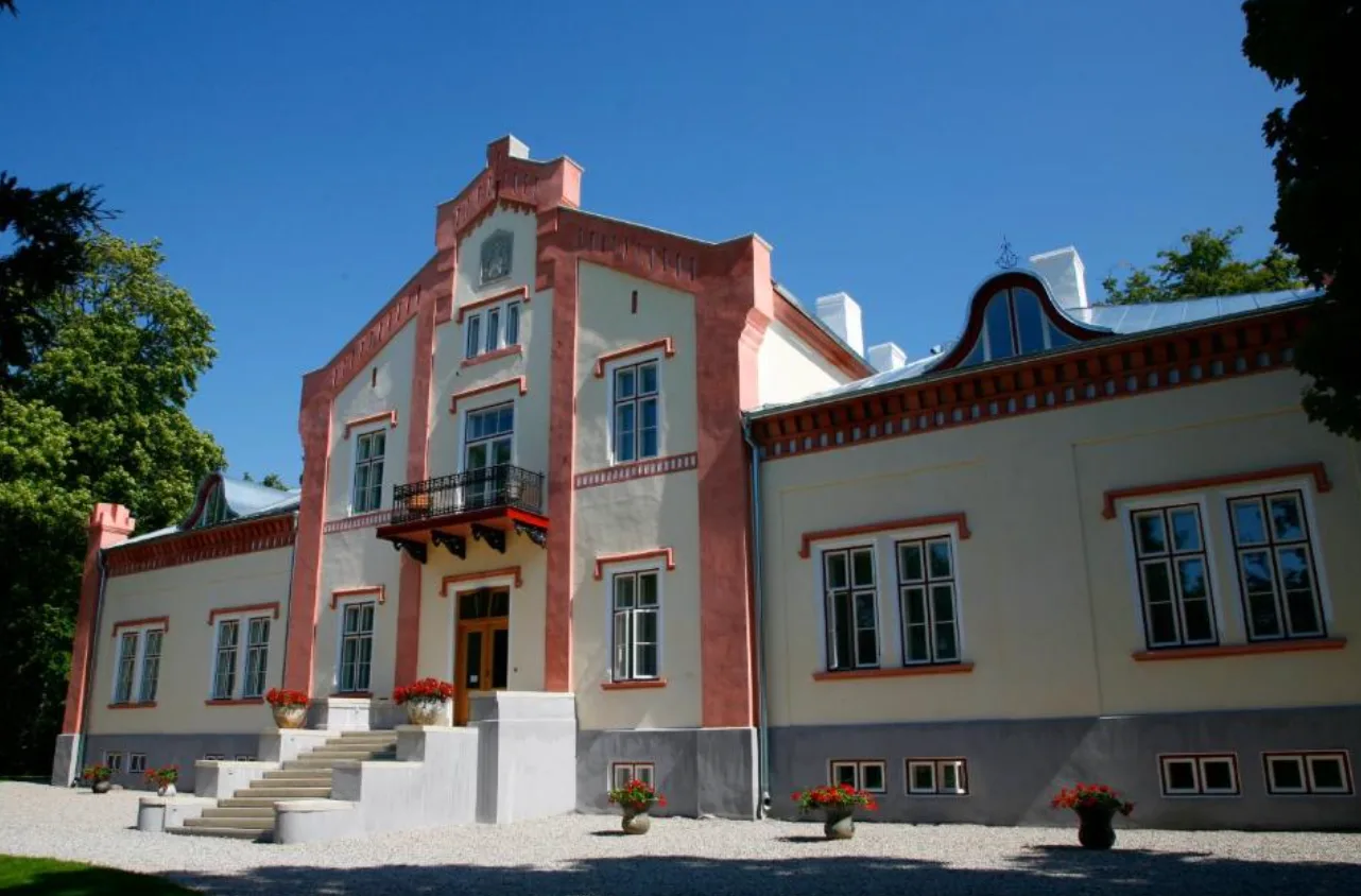 Padaste entrance